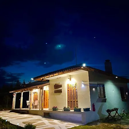Semesterbostad Vast Emerald, The Only House In Kavourotrypes *